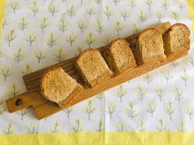 ピーナッツサンドをカットしてボードに盛り付けた様子