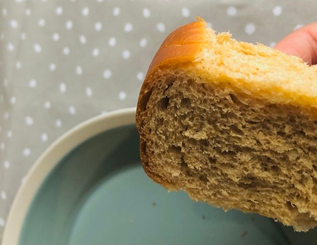 ピーナッツサンドの黒糖パンをアップで見た写真