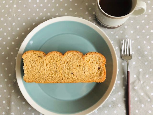 ピーナッツサンドを倒した状態でお皿に乗せた様子