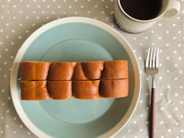 ピーナッツサンド１個を立てた状態でお皿に乗せた写真