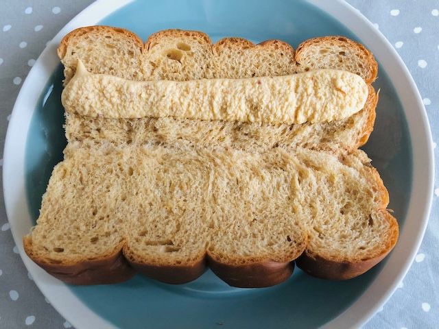 ピーナッツサンドを開いて中を見た様子