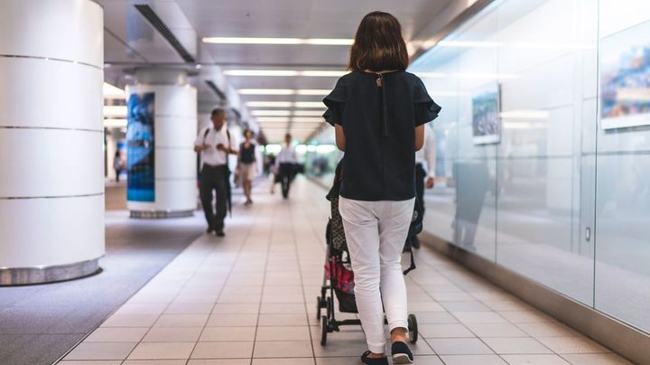 ベビーカーを押す母親