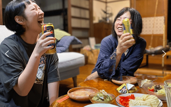 友達同士の団らんイメージ画像