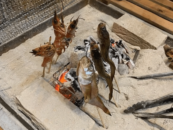 囲炉裏で調理画像