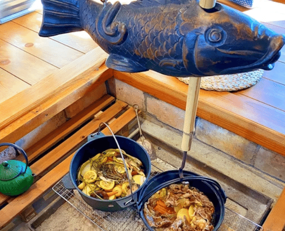 部屋内の囲炉裏画像