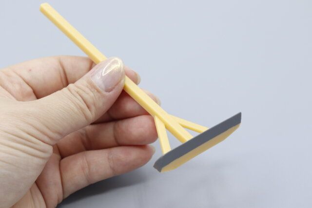 キャンドゥのmini 水切りトンボを持った様子