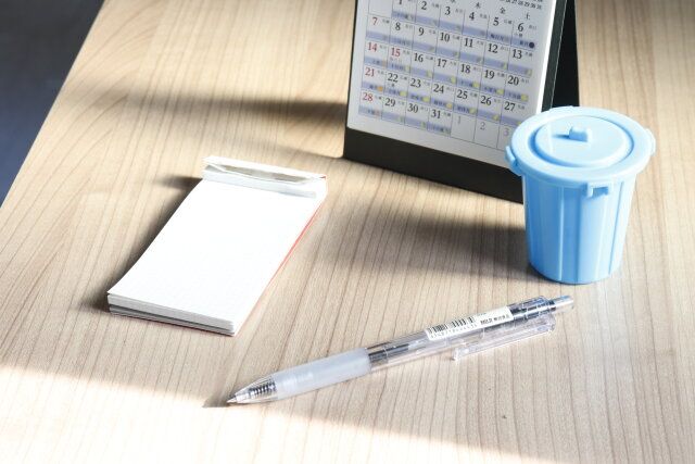 キャンドゥのmini おそうじゴミばこを卓上で使う様子