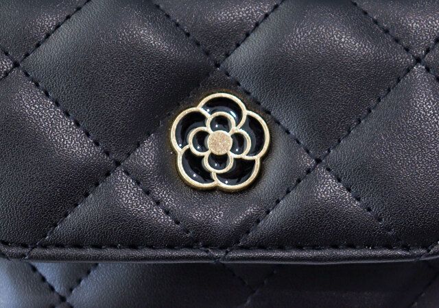 スマホポーチ ブランドロゴ カメリアマーク