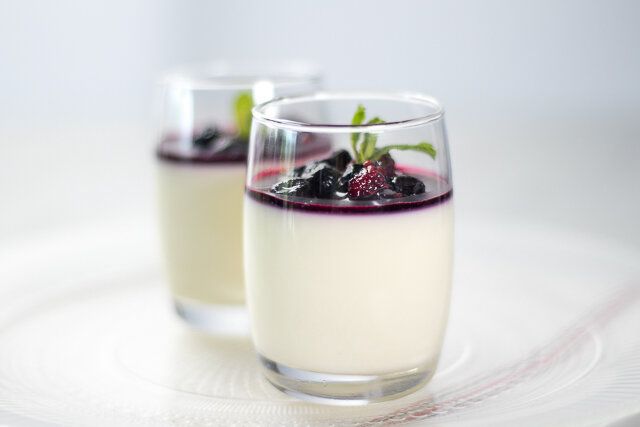 パンナコッタのベリーソース添え