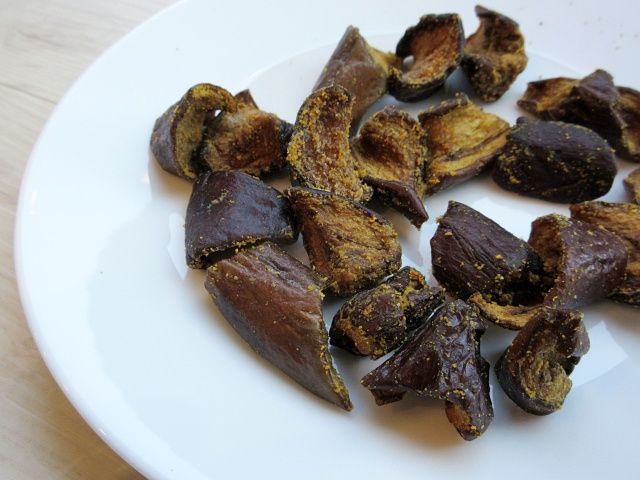 皿に並べた信州赤系米味噌茄子スナック