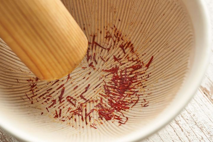 サフランを砕く