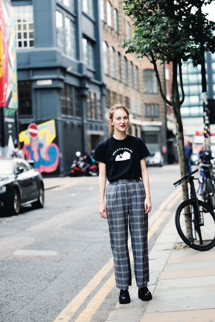 Tシャツをタックインして、カジュアルなコーデに上品さをプラス