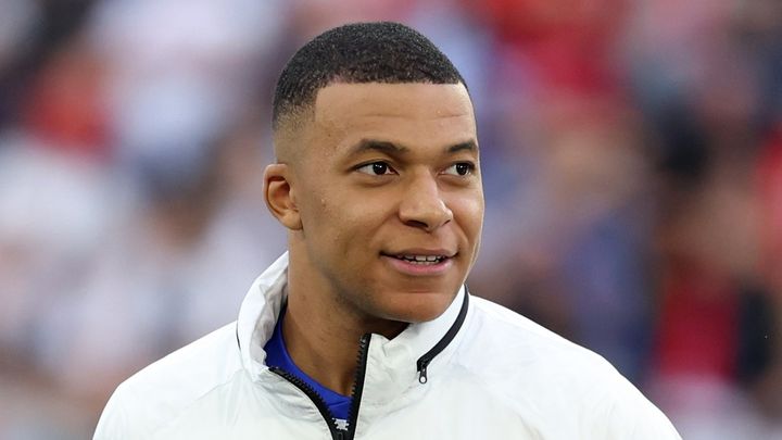 エムバペ、EUROのキックオフ直前にキッズに神対応！「心がほっこりする」