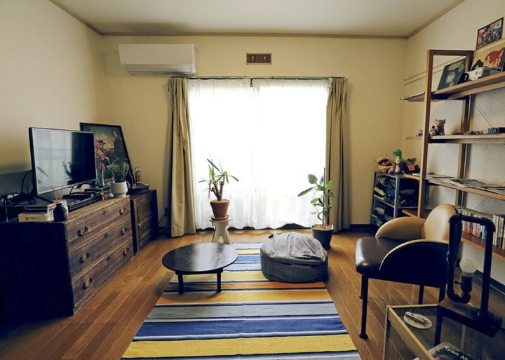 ブラウン系の家具で統一されたリビング。