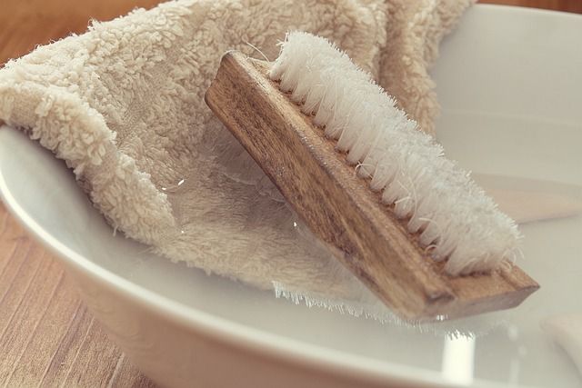 白い洗面器とタオルとブラシ