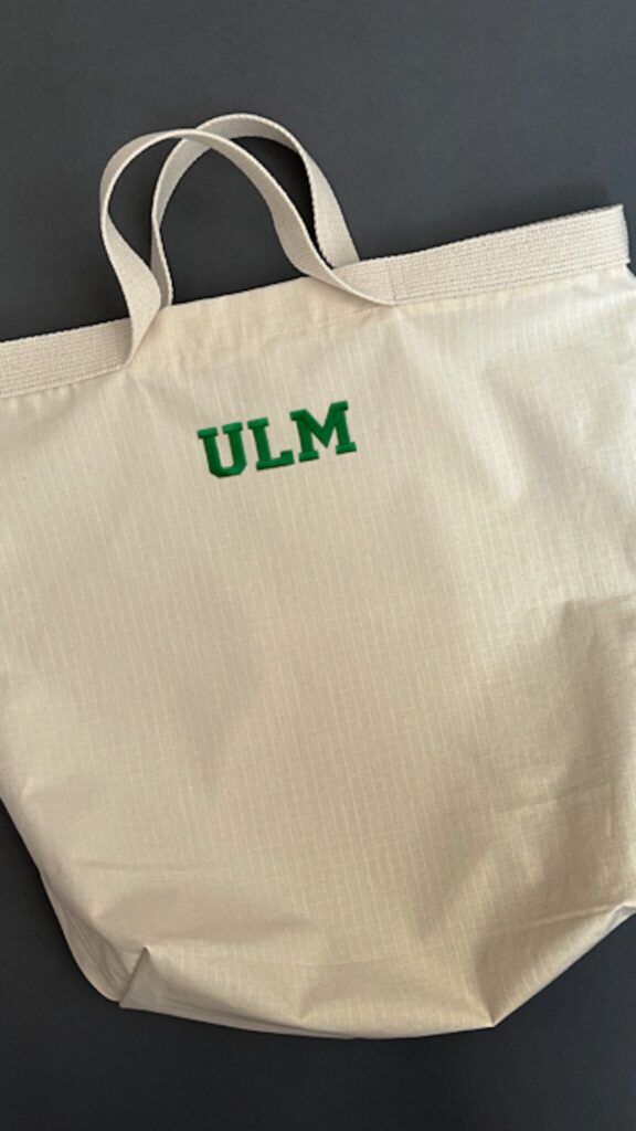 ORGANIC RIPSTOP TOTE BAG 恒例のオリジナル企画の残布を利活用して作成した定番のトートバック。 今回のイベント限定は、オーガニックコットンのリップストップ生地にULMの刺繍いり。¥9,900。