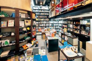 ギャラリー「on Sundays & LightSeed Gallery」店内