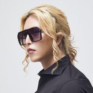 ホスト、実業家・ローランド