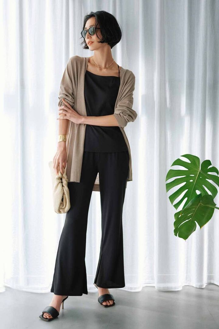 フェリシモとスタイリスト福田麻琴さんのコラボ リブ素材のフレアーパンツ