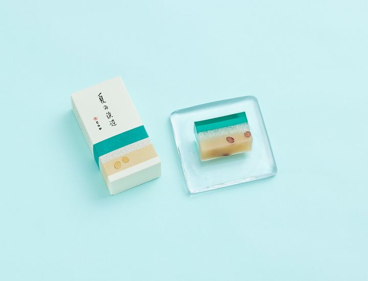 季節の羊羹「夏の浜辺」330g ¥2,160。6月下旬から7月下旬までの販売予定。こちらの羊羹二本入りで竹皮パッケージもあるので、特別な御礼品にはそちらもおすすめ。