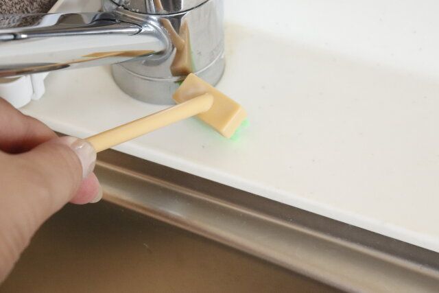 キャンドゥのmini おそうじデッキブラシの使用例