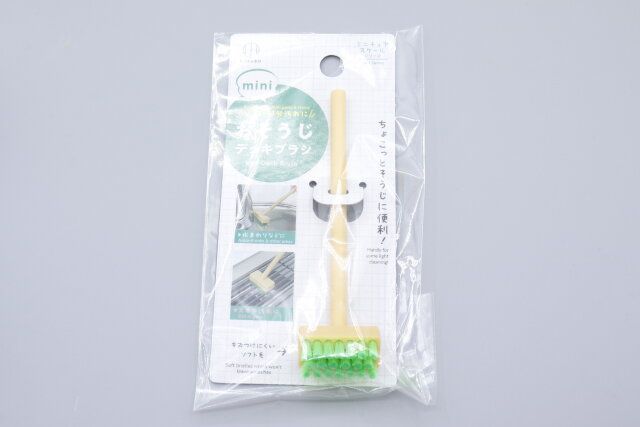 キャンドゥのmini おそうじデッキブラシのパッケージ