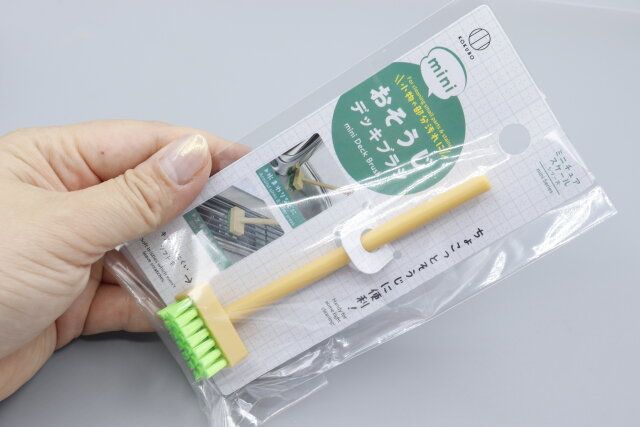 キャンドゥのmini おそうじデッキブラシのパッケージ2