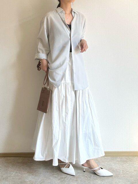 GUイージーケアシアーオーバーサイズシャツとホワイトスカートコーデ