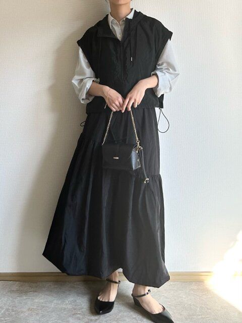 GUイージーケアシアーオーバーサイズシャツとユーティリティアイテムコーデ