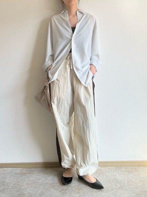 GUイージーケアシアーオーバーサイズシャツとラインパンツコーデ