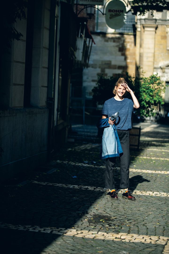 ブラック&ネイビーのシンプルコーデは、ソックスに差し色をプラスすれば即おしゃれさん