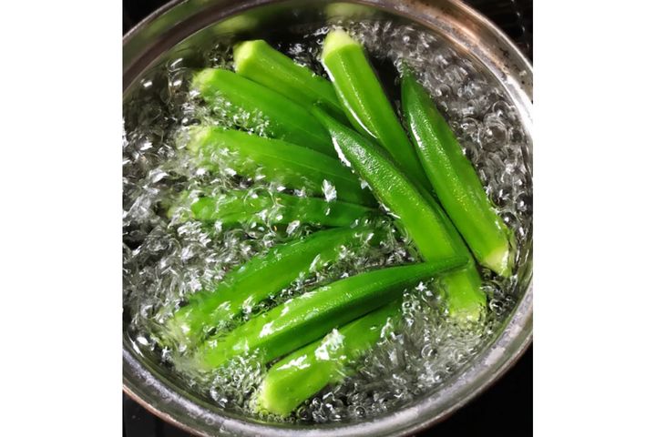 ▲下処理の塩には、鮮やかな緑色を保つ働きも。