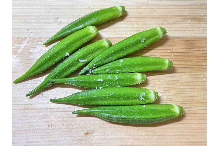 ▲筆者の実感として、板ずりに使う塩は少し多めの方が、美しい緑色にゆで上がる気がします。