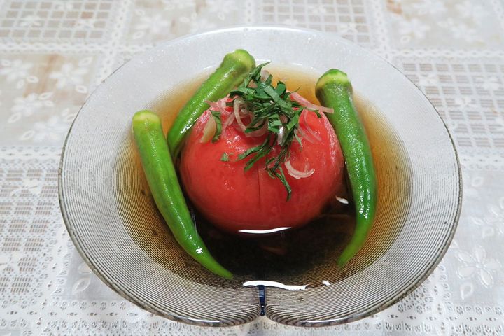 ▲ゆでたオクラをトマトと一緒に出汁しょうゆで一晩浸した「出汁浸し」は、味のしみこみを実感できる料理の一つ。