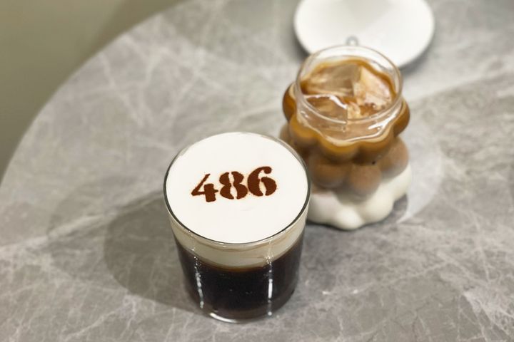 （左から）「アインシュペナー」800円「カフェラテ」750円