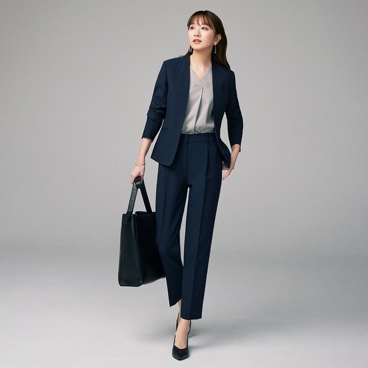 画像: 【プラステ】ノーカラージャケット（プレミアムオックス・マシンウォッシャブル）¥17,000、テーパードパンツ（プレミアムオックス・マシンウォッシャブル）¥11,000 www.plst.com