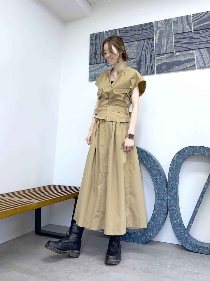 画像: 【O0u】［eversmart］SKIPPER BLOUSE¥15,400、BELT FLARE SKIRT¥18,700