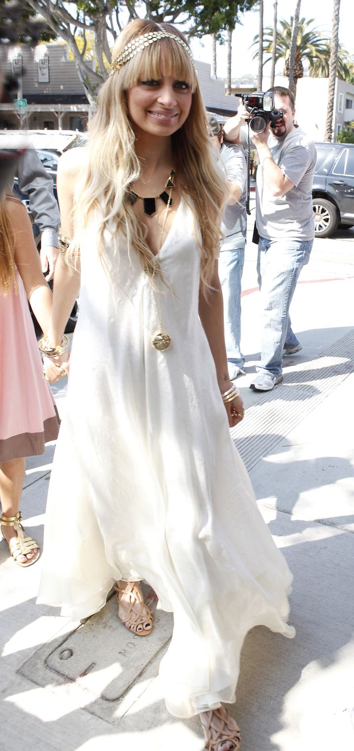 ニコール・リッチーはボヘミアンムード満載のヘッドアクセやマキシドレスを愛用していた。