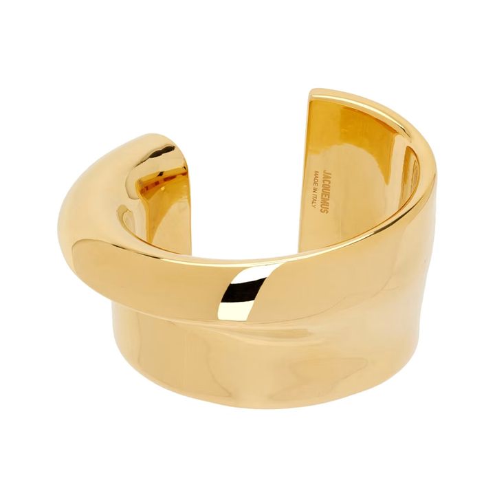 カフブレスレット ￥70,000／JACQUEMUS
