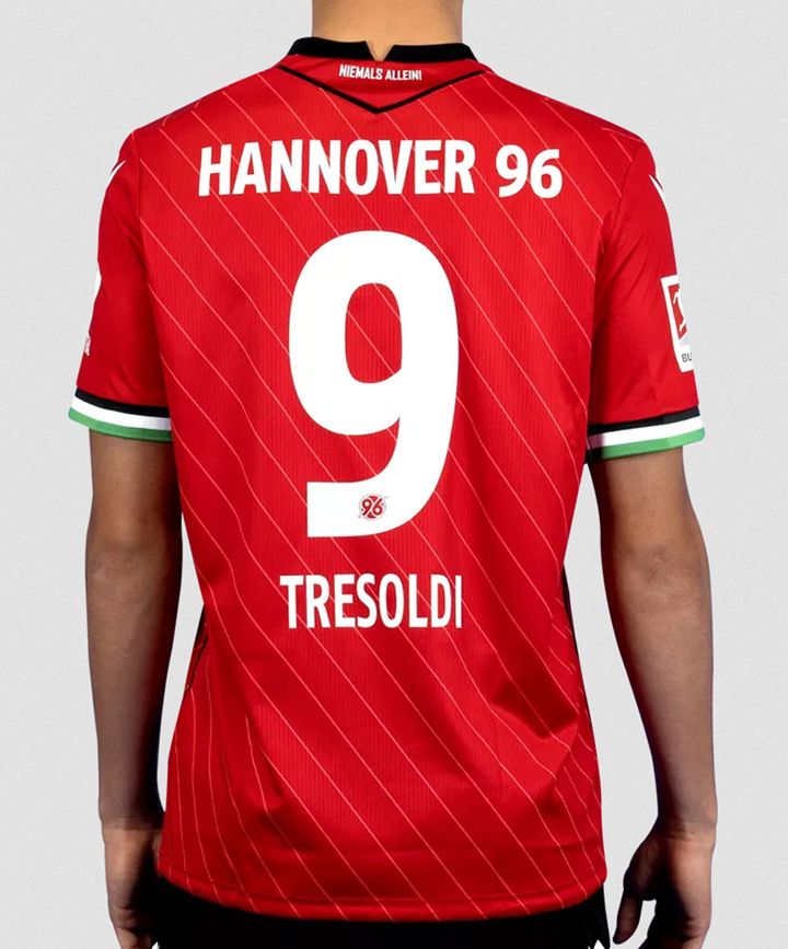 室屋成のハノーファー、2024-25新ユニフォームを発表！ストライプの「角度」にこだわりのデザイン