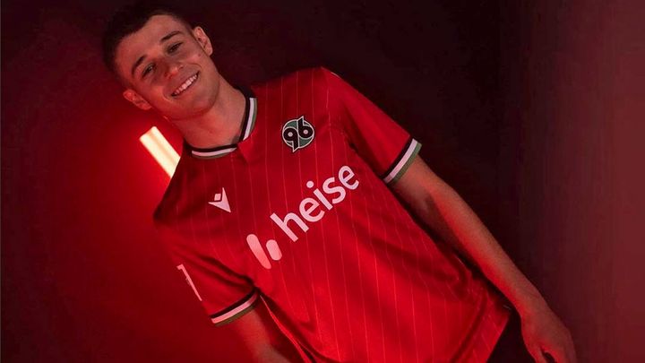 室屋成のハノーファー、2024-25新ユニフォームを発表！ストライプの「角度」にこだわりのデザイン