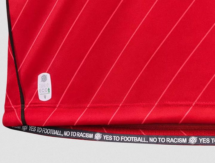 室屋成のハノーファー、2024-25新ユニフォームを発表！ストライプの「角度」にこだわりのデザイン