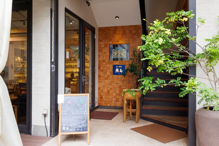 すてきな器に盛られた濃厚抹茶かき氷に舌鼓♪和食器とカフェの店「織部 下北沢店」