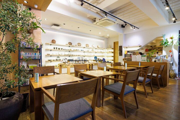 すてきな器に盛られた濃厚抹茶かき氷に舌鼓♪和食器とカフェの店「織部 下北沢店」