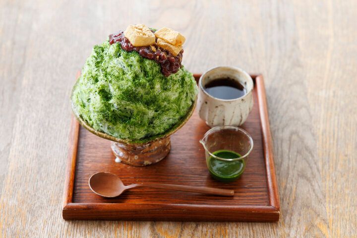 すてきな器に盛られた濃厚抹茶かき氷に舌鼓♪和食器とカフェの店「織部 下北沢店」