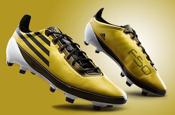 adidasの新スパイク『F50』にメッシモデルが登場！14年前を彷彿の「ゴールド×白×黒」