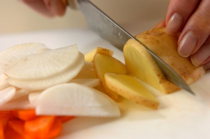 ジャガイモと根菜のみそ汁の作り方1