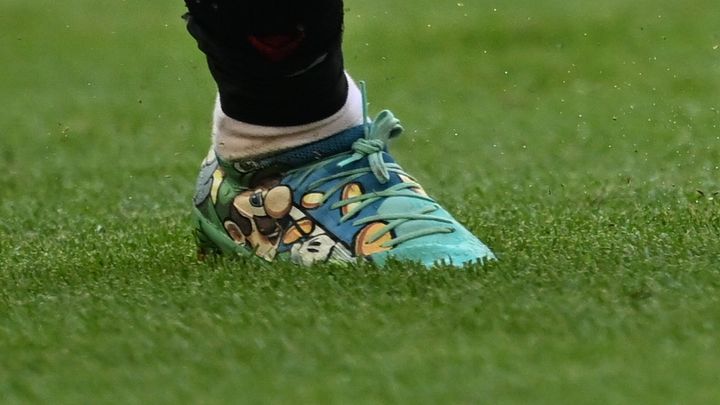 アルバニア代表選手のスパイクが「スーパーマリオ」だと話題に…それを作ったのは“ハーランドやロナウドも愛用したデザイナー”