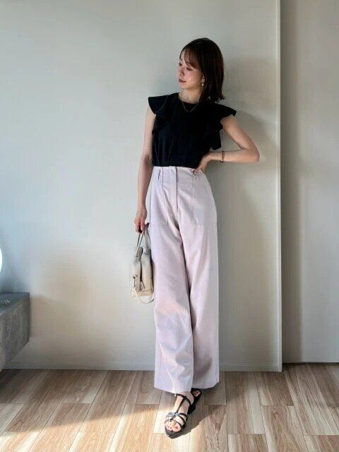 黒ラッフルスリーブTとワイドパンツの大人コーデ