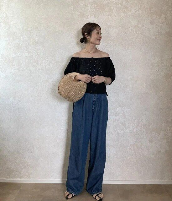 黒オフショルダーとワイドデニムパンツの大人コーデ
